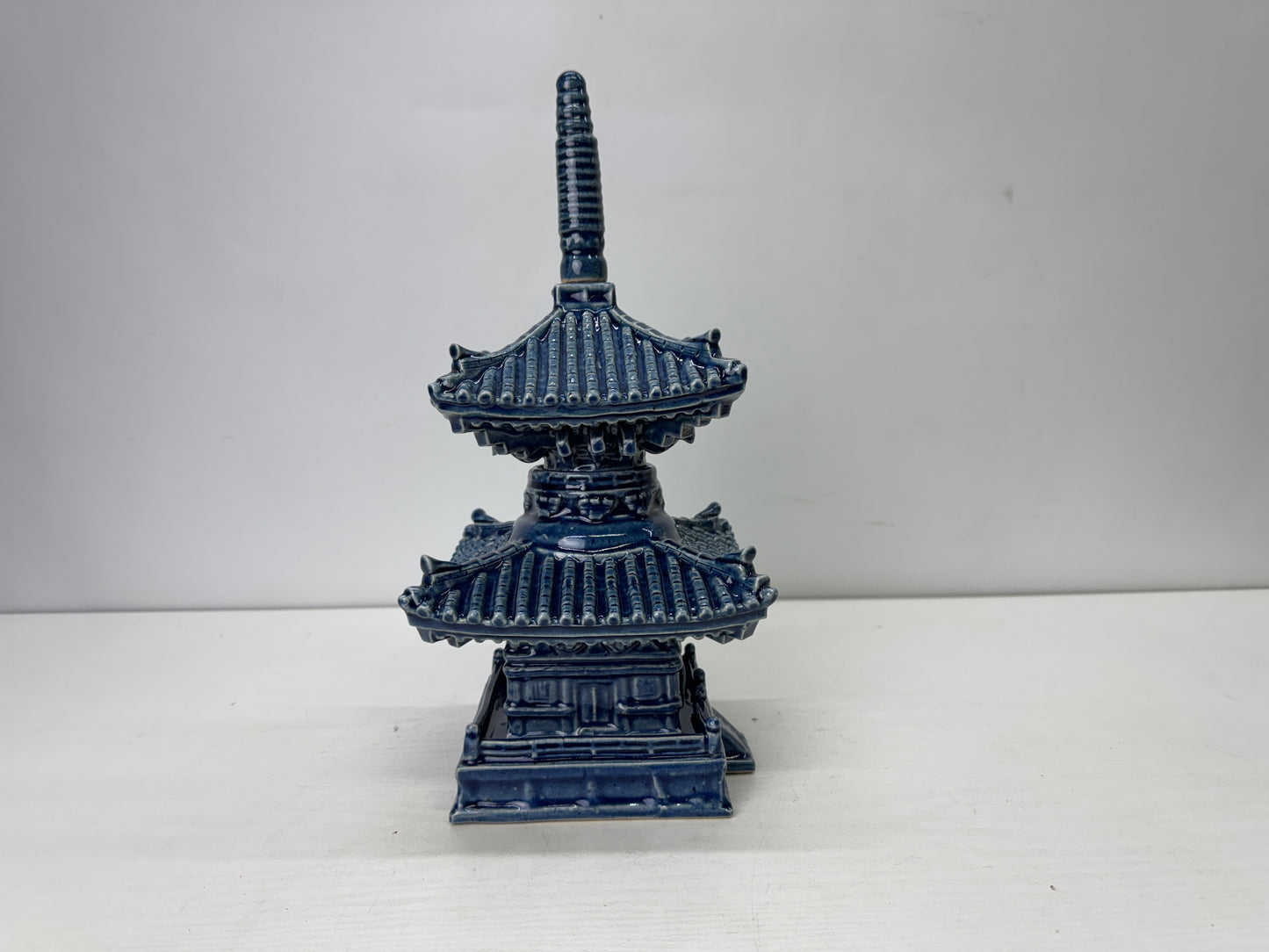 Y9831 OKIMONO Akahata-ware Tahoto Many-Jeweled Pagoda signed box Japan antique