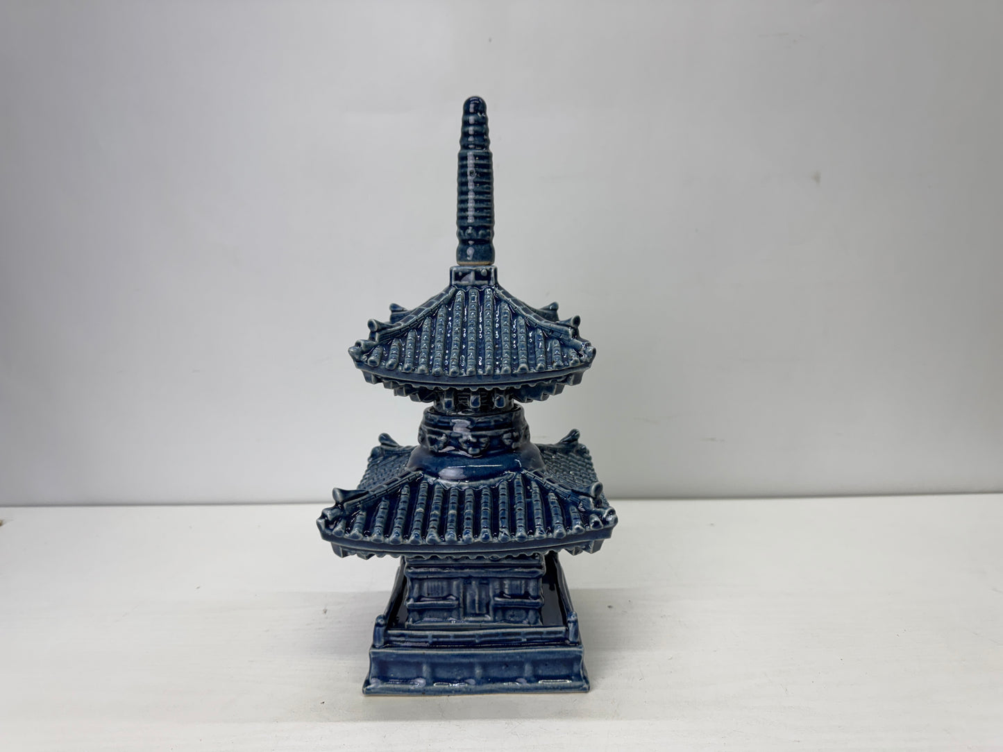 Y9831 OKIMONO Akahata-ware Tahoto Many-Jeweled Pagoda signed box Japan antique