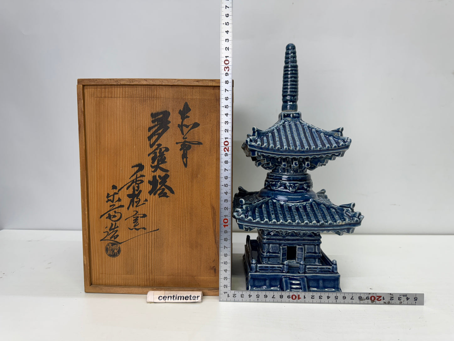 Y9831 OKIMONO Akahata-ware Tahoto Many-Jeweled Pagoda signed box Japan antique