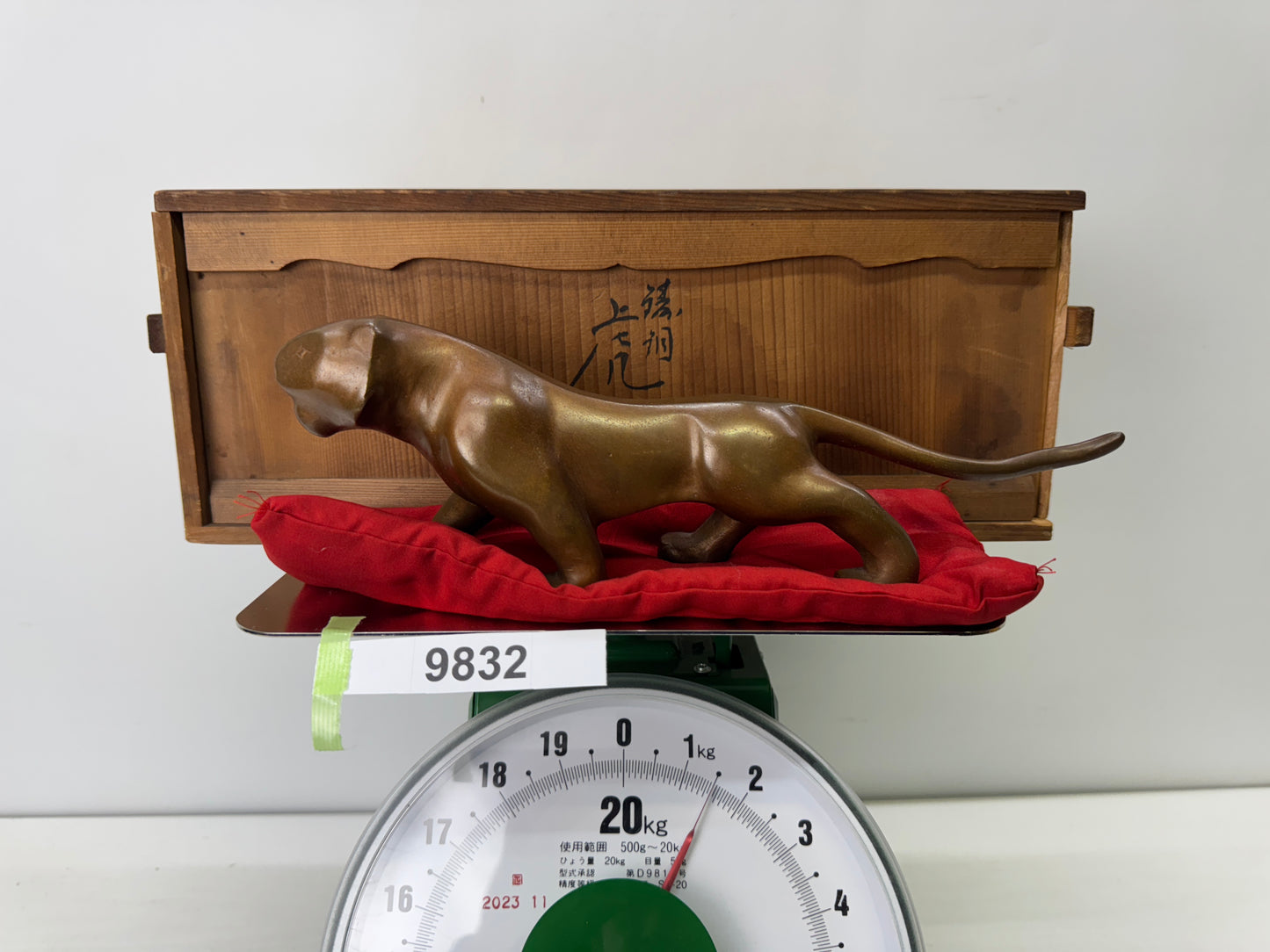 Y9832 OKIMONO copper Tiger figurine figure signed box Japan antique interior