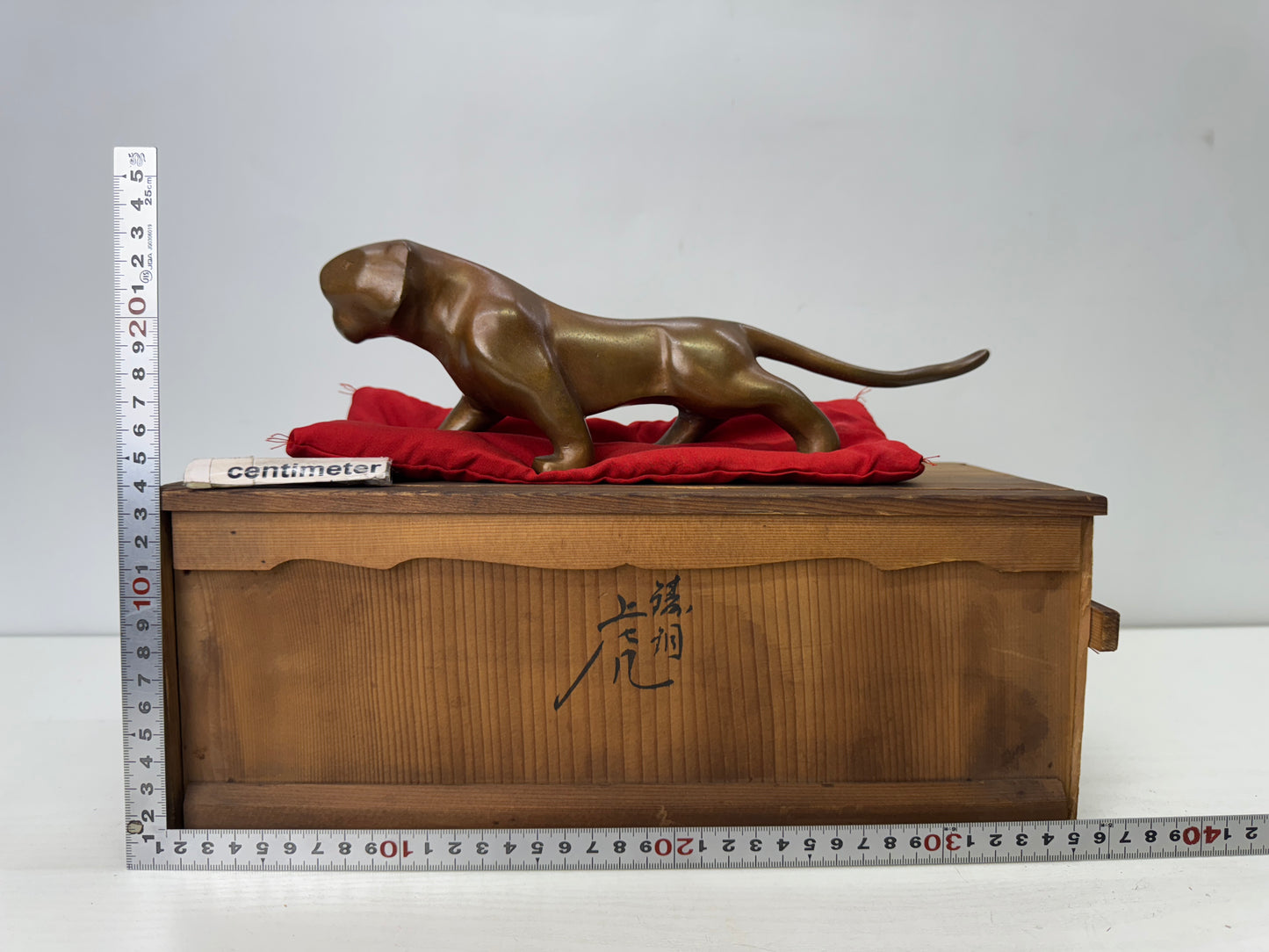 Y9832 OKIMONO copper Tiger figurine figure signed box Japan antique interior