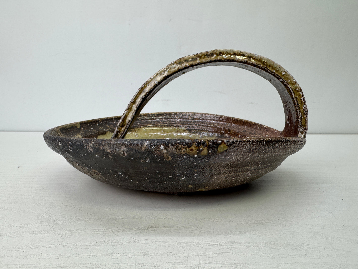 Y9837 DISH Shigaraki-ware handle bowl signed box Japan antique tableware plate