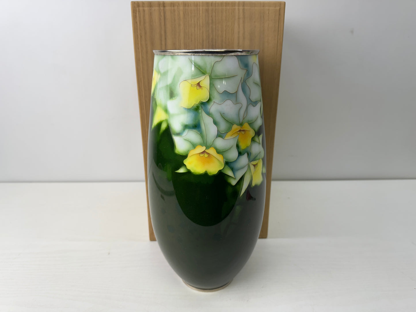 Y9862 FLOWER VASE Cloisonne green floral pattern signed box Japan antique decor