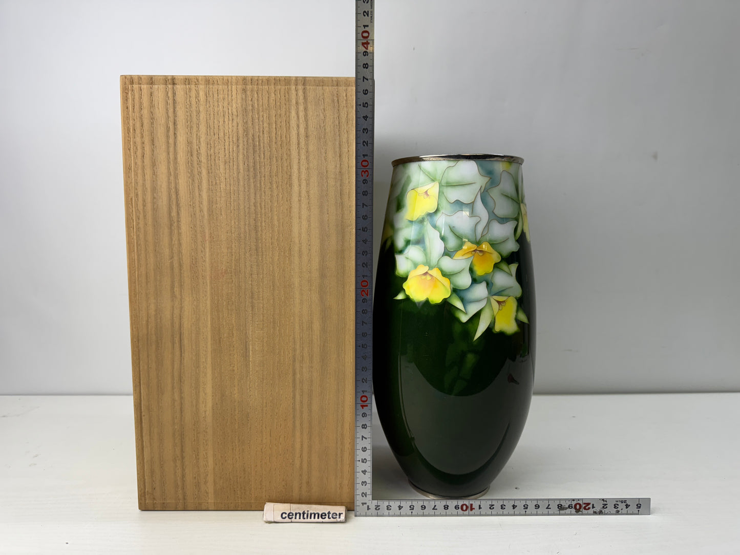 Y9862 FLOWER VASE Cloisonne green floral pattern signed box Japan antique decor