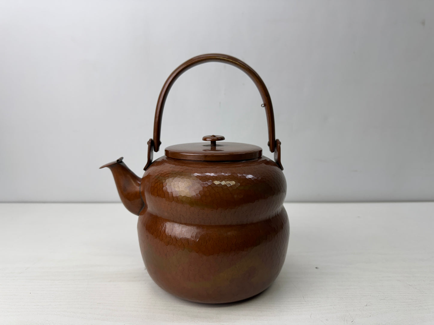 Y9868 KETTLE Copper hammered tea pot signed teapot Japan antique kitchen cooking