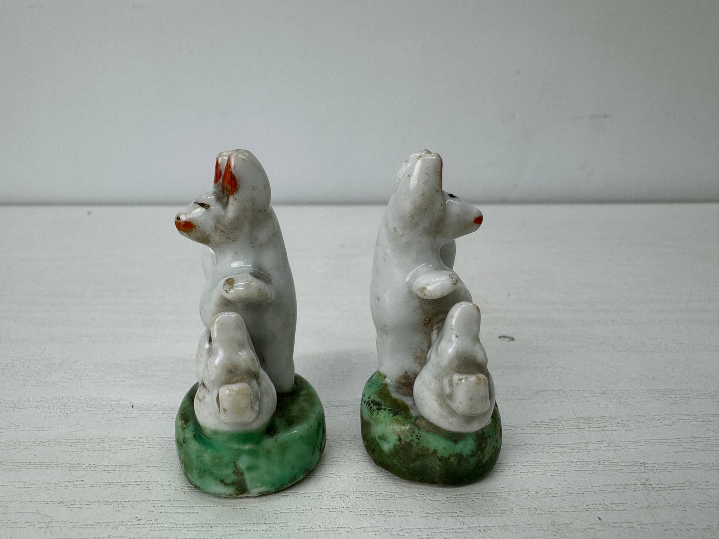 Y9920 OKIMONO small Inari fox figurine pair ceramic Japan antique interior decor