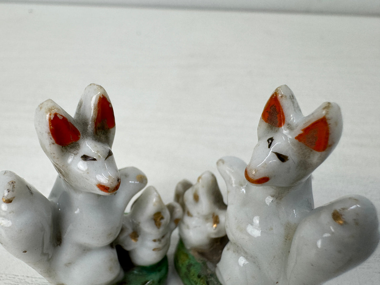 Y9920 OKIMONO small Inari fox figurine pair ceramic Japan antique interior decor