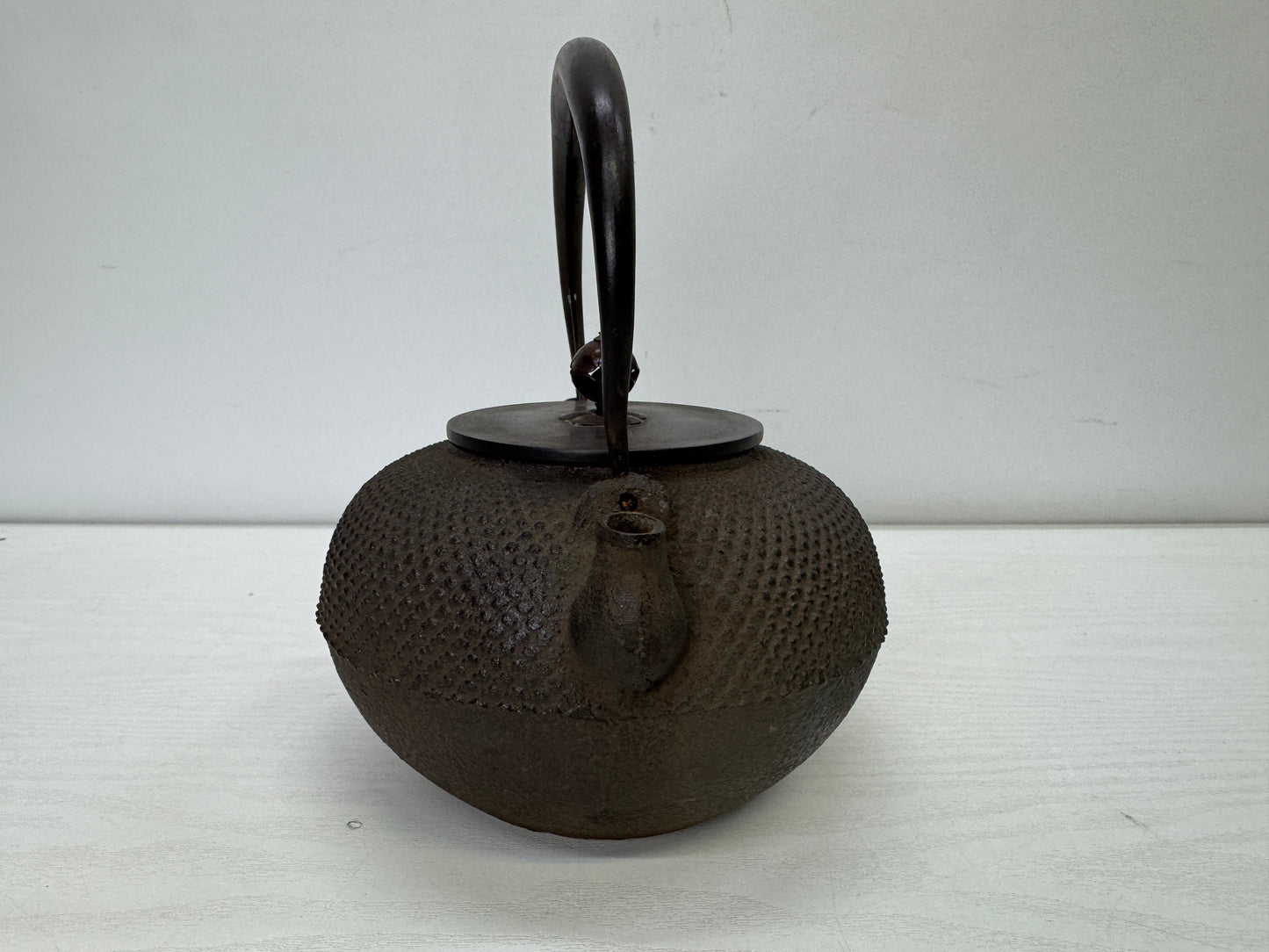 Y9939 TETSUBIN Iron kettle Arare pattern copper lid Japan antique teapot tea