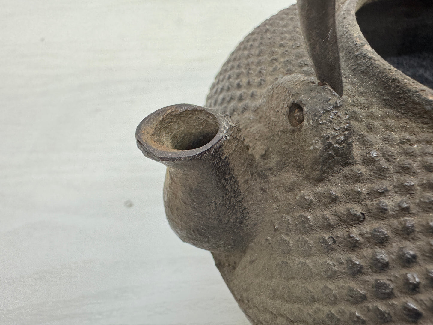 Y9939 TETSUBIN Iron kettle Arare pattern copper lid Japan antique teapot tea