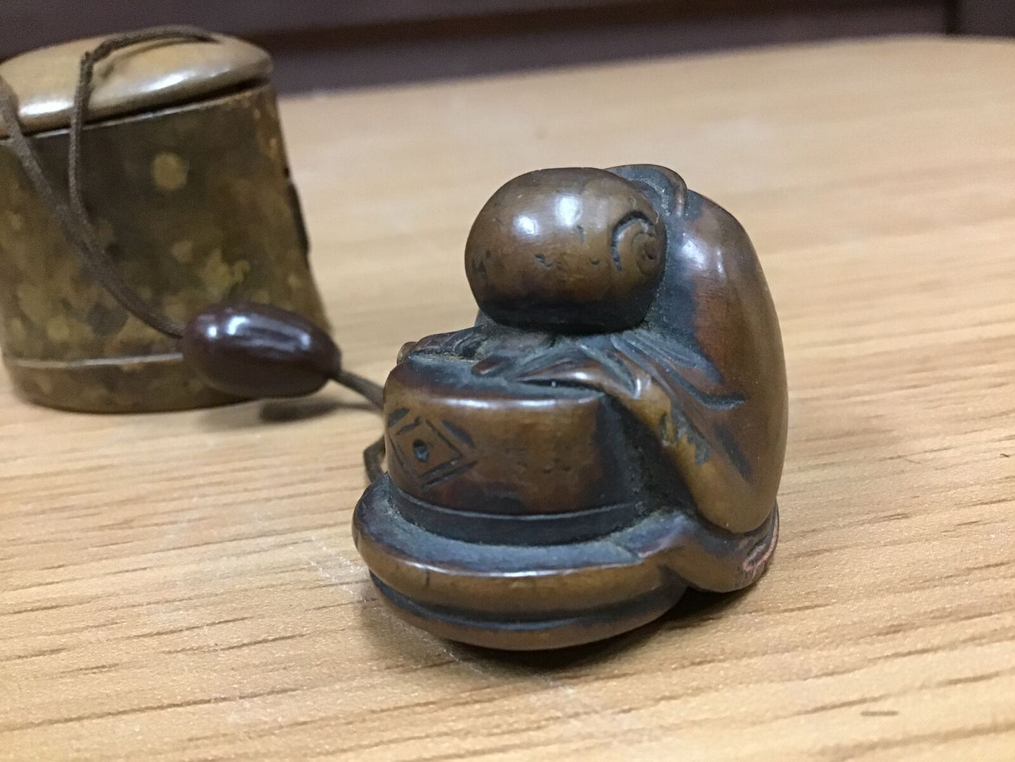 Y0406 NETSUKE wooden bowing person bamboo ink pot Japanese Traditional Antique