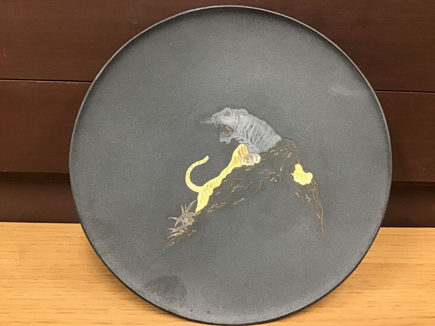 Y0525 DISH Iron Ornamental Plate Tiger Higo Inlay Japanese antique Japan
