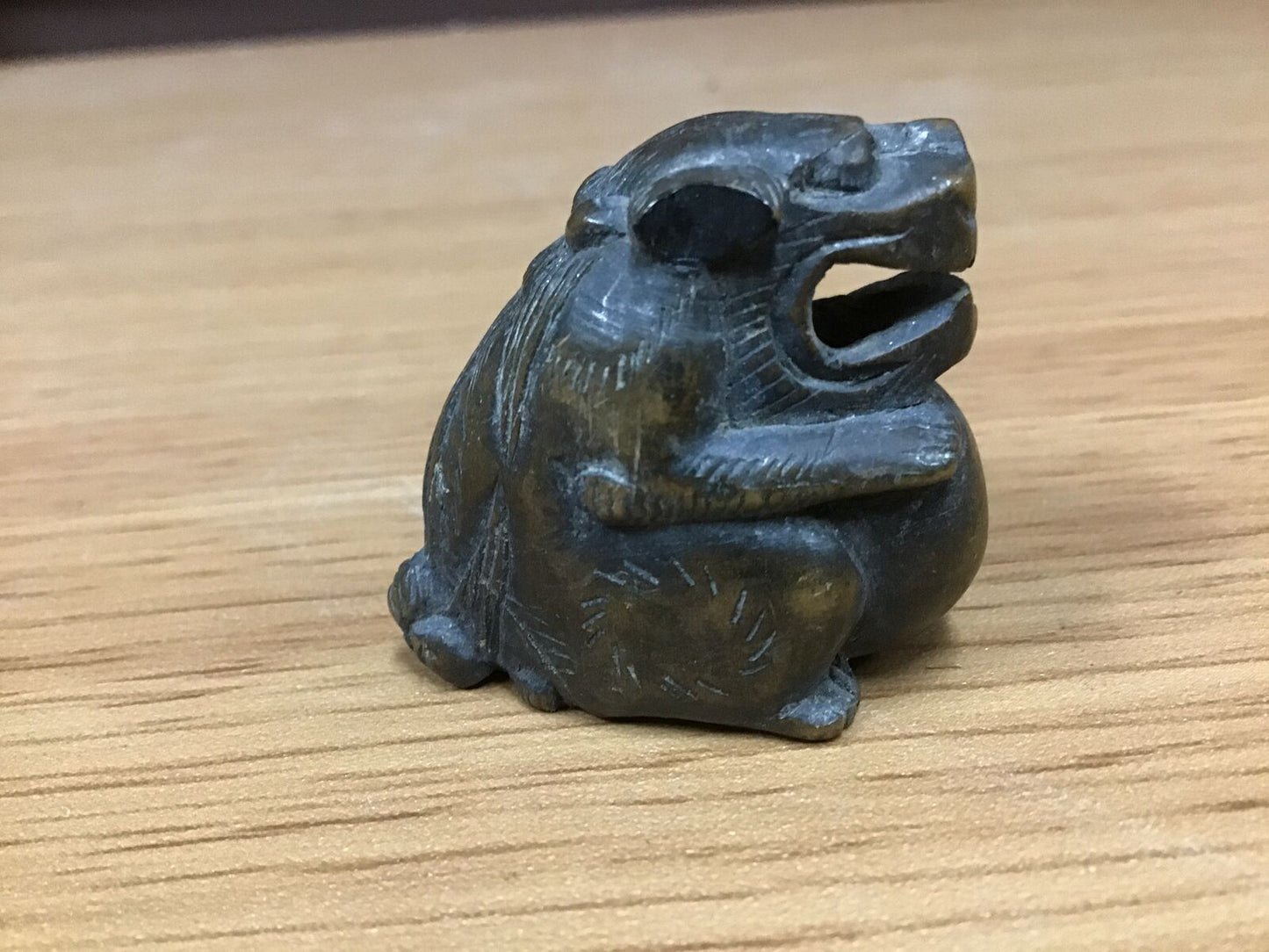 Y0407 NETSUKE wooden lion with ball collectible Japanese Traditional Antique
