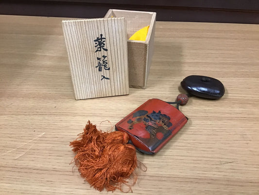 Y0536 INROU Gold Lacqure Pill Box Tsuishu String Fastener Japanese antique