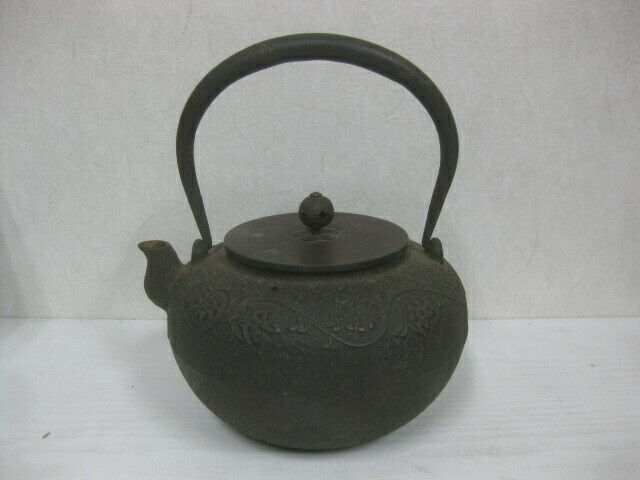 Y0042 TETSUBIN Karakusa pattern Iron Tea Kettle Teapot Japan antique