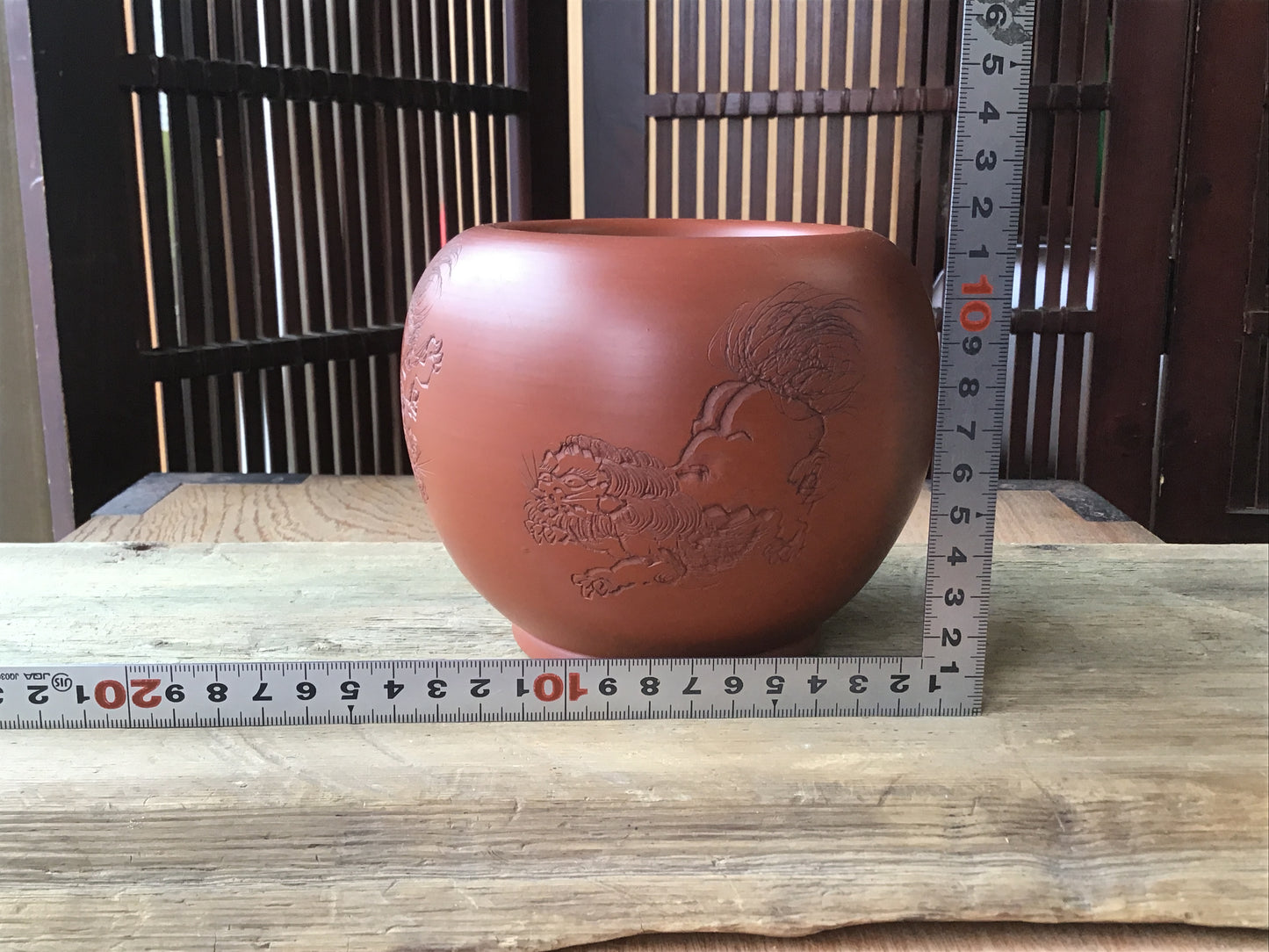 Y1306 FLOWER VASE Tokoname-ware lion carving signed Japan antique ikebana kabin