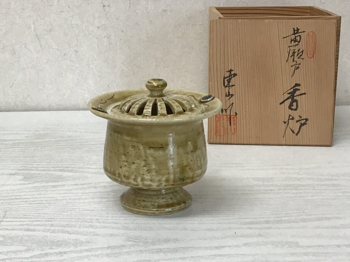 Y1601 KOURO Seto-ware yellow signed box Incense Burner fragrance aroma Japan