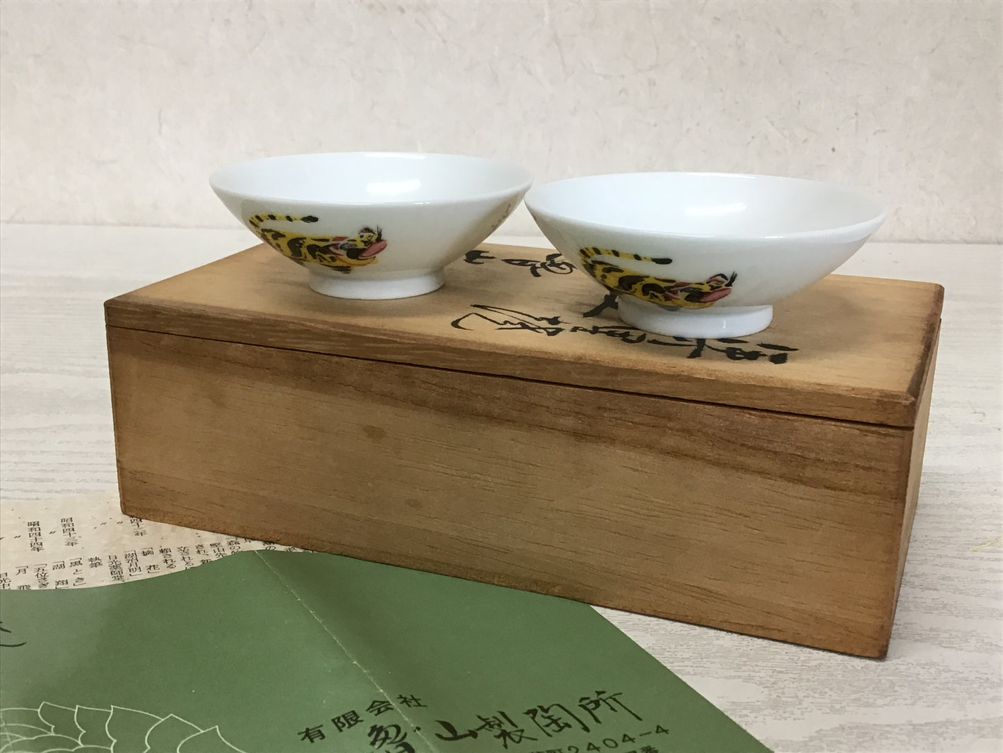Y1992 CHAWAN Imari-ware Sake Cup  signed box Japanese antique pottery Japan