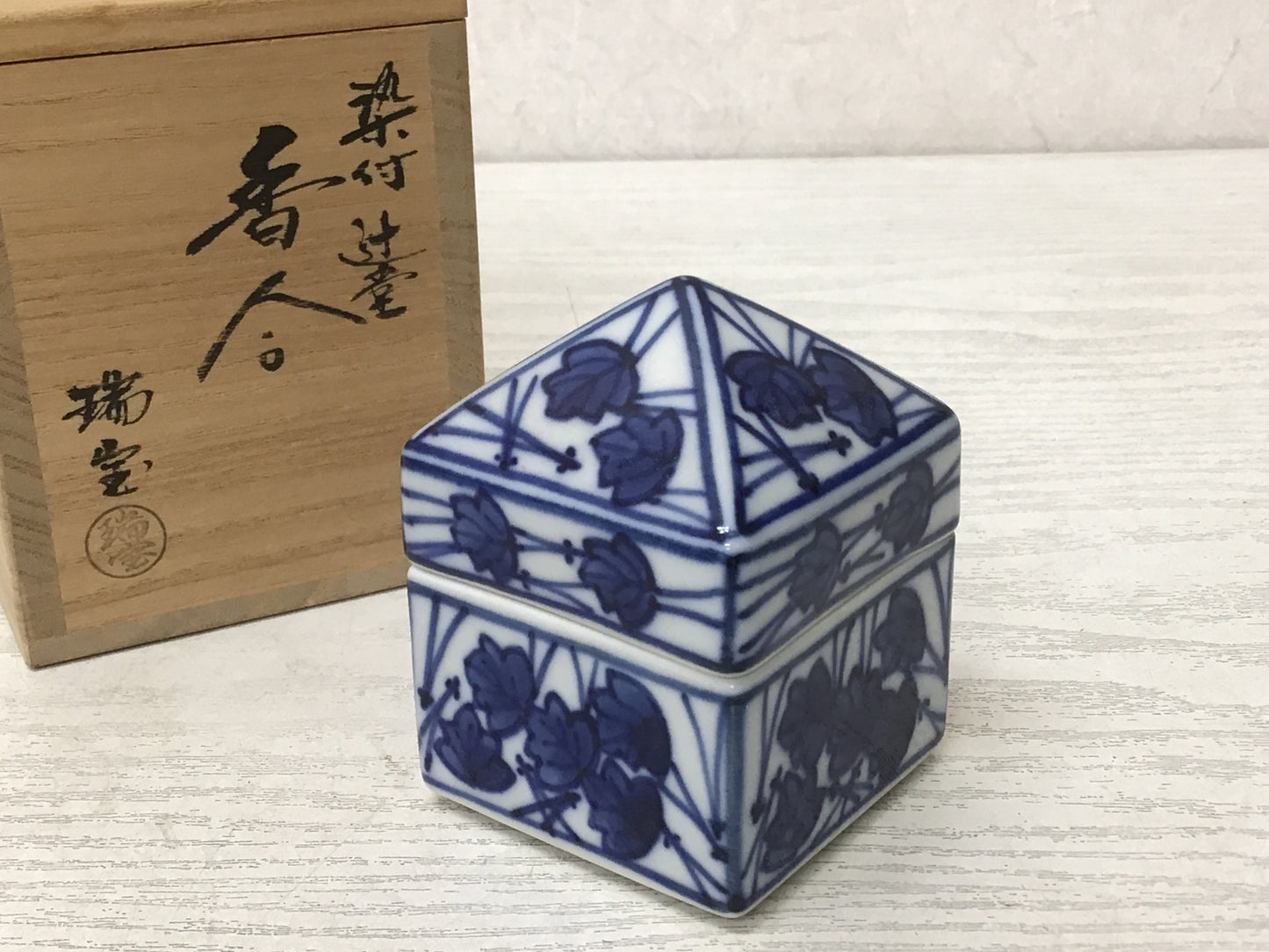 Y2078 BOX Seto-ware Incense Container underglaze blue signed box aroma fragrance