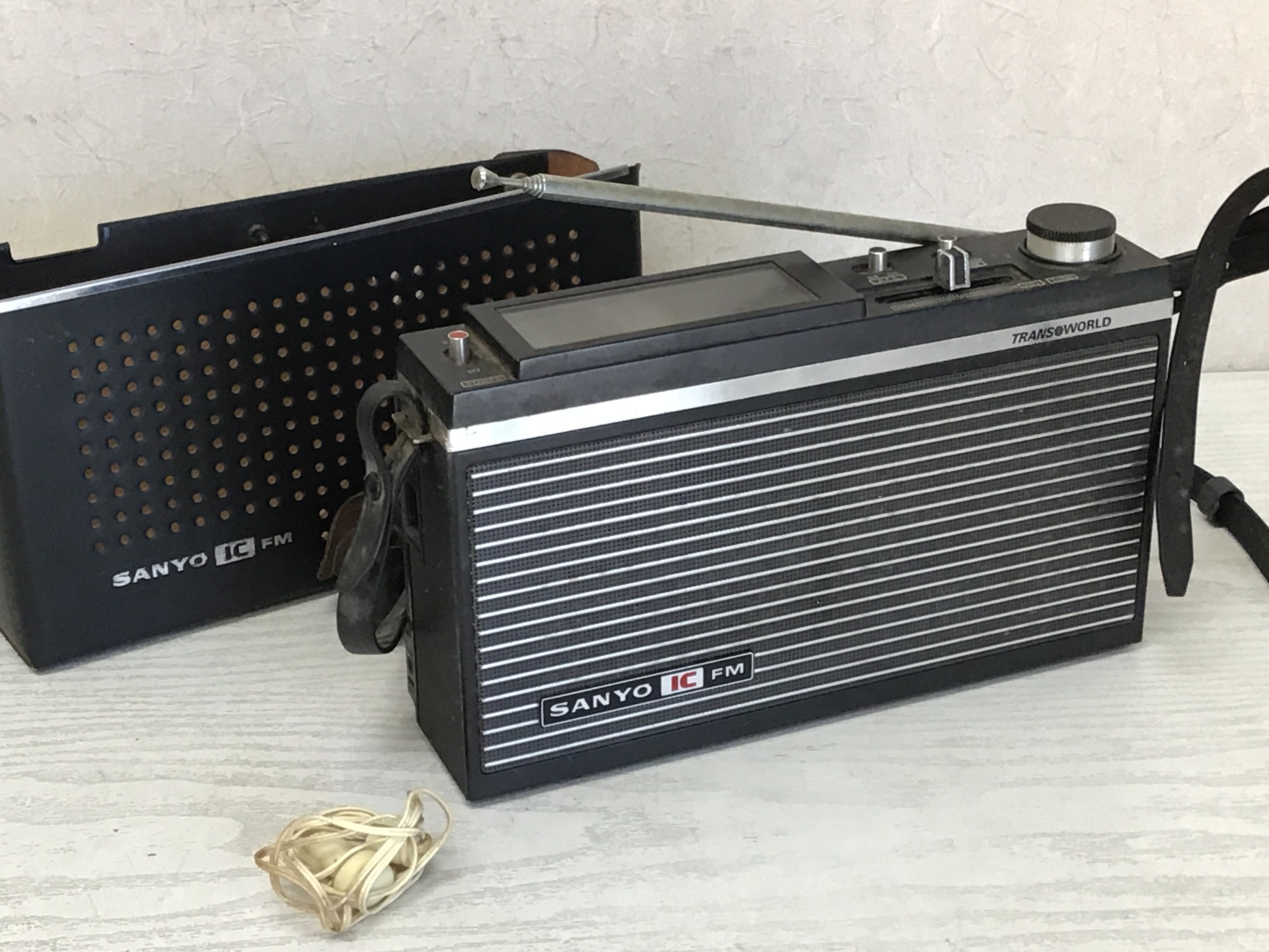 Y2336 RADIO SANYO 10F-B36 transistor portable Japan antique vintage music  news