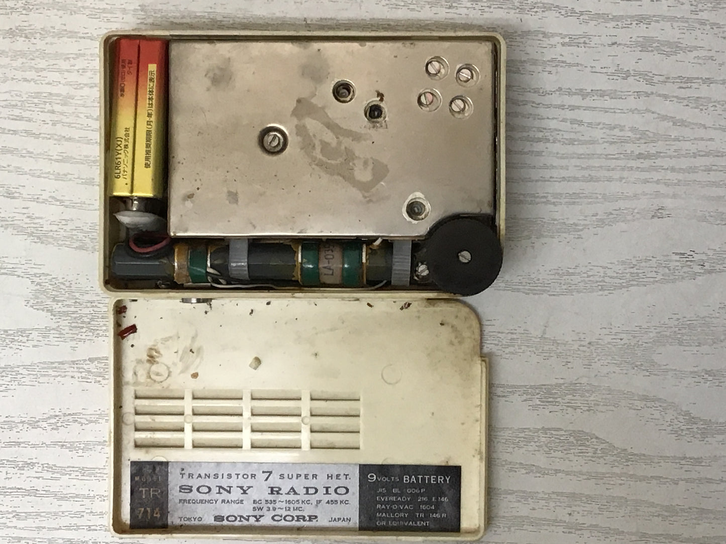 Y2339 RADIO SONY TR-714 transistor portable Japan antique vintage music news