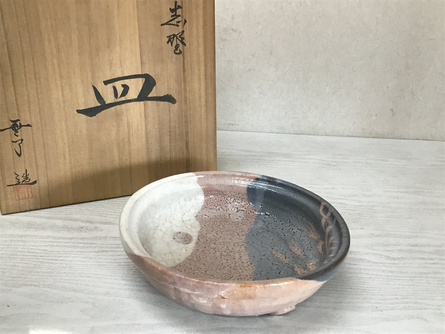 Y2513 CHAWAN Shino-ware kashiki signed box confectionery Japan bowl tea ceremony