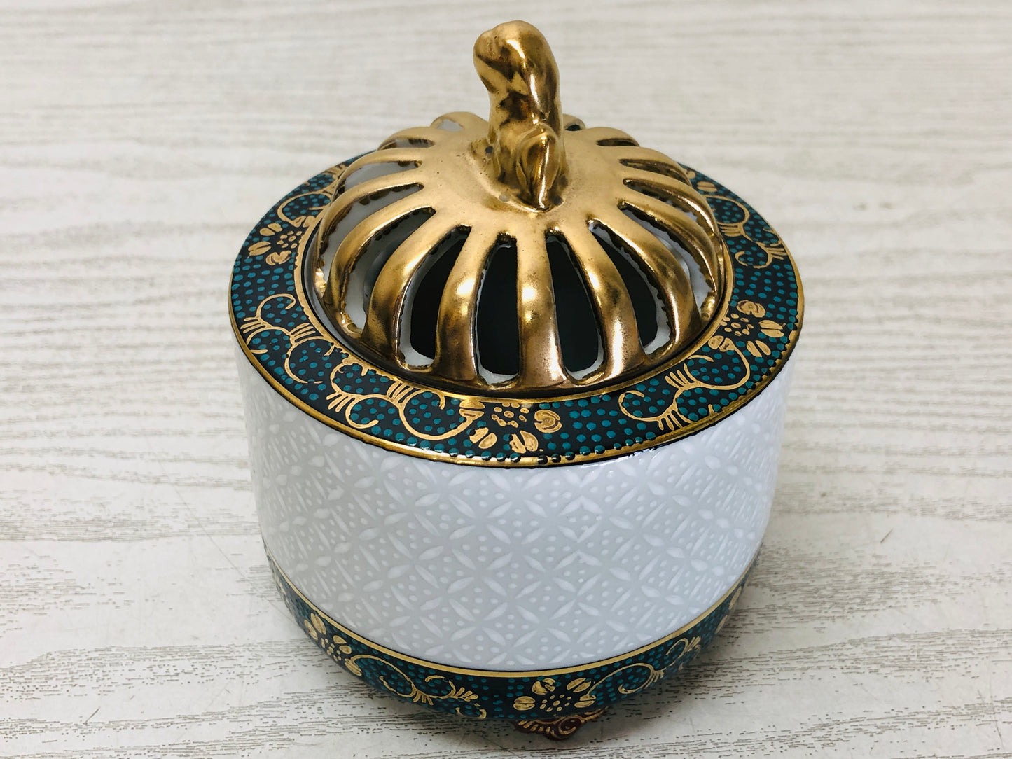 Y3351 KOURO Kutani-ware signed box Japan antique fragrance aroma incense burner