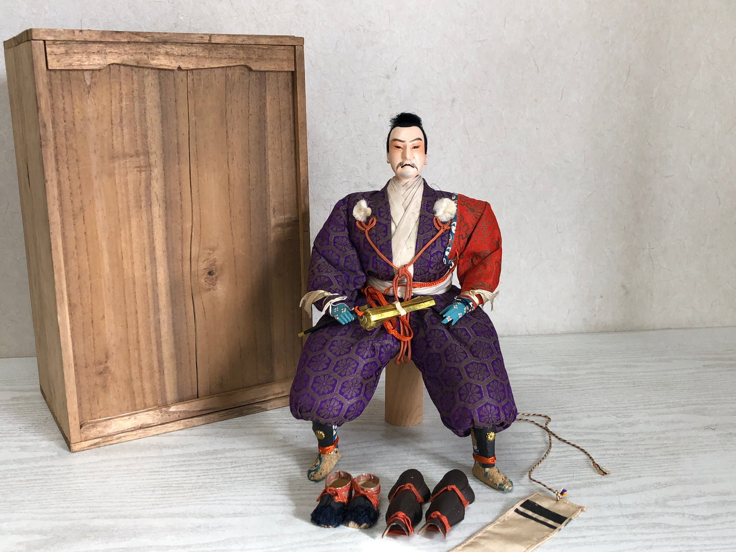 Y3419 STATUE Samurai doll box bushi figure figurine Japan antique vintage