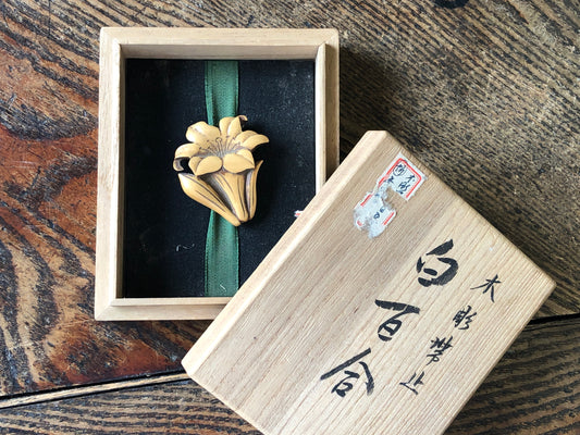 Y3449 OBIDOME Sash Clip wood carving White Lily signed box Japan Kimono antique