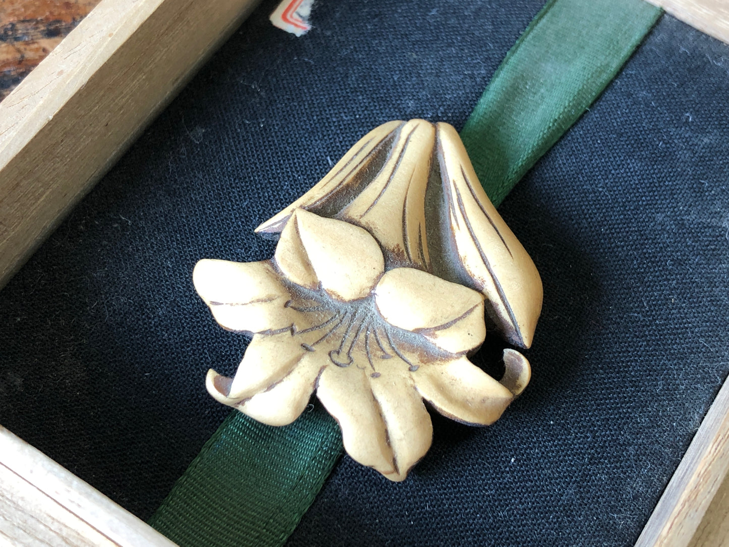Y3449 OBIDOME Sash Clip wood carving White Lily signed box Japan Kimono antique