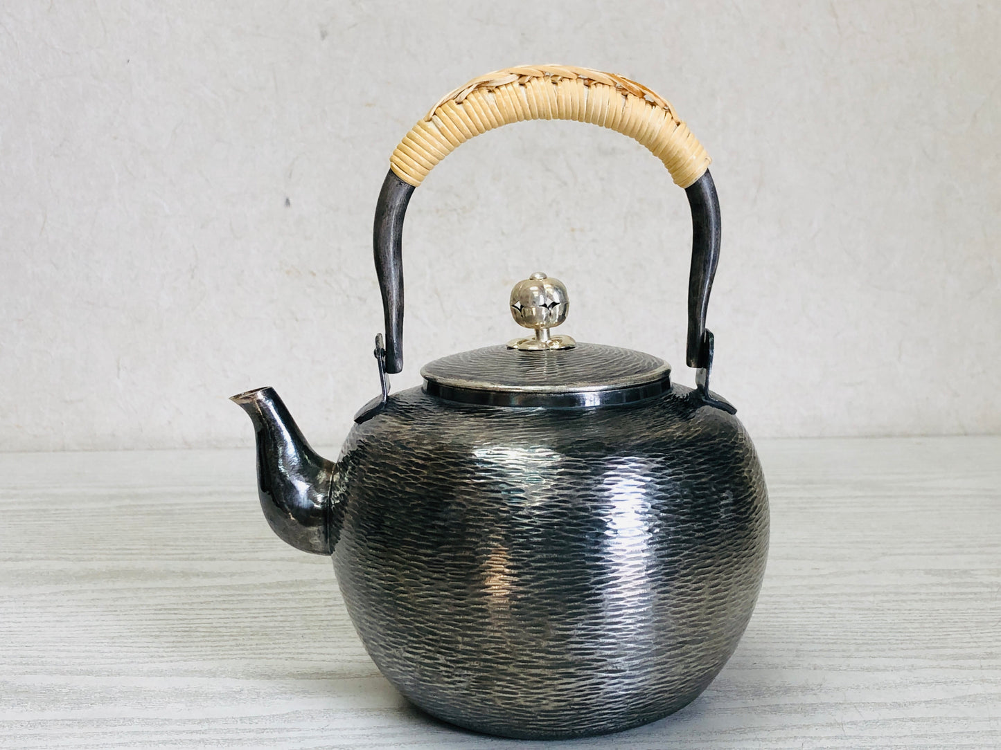 Y3545 KETTLE oxidized silver cedar pattern signed box pot Japan teapot antique