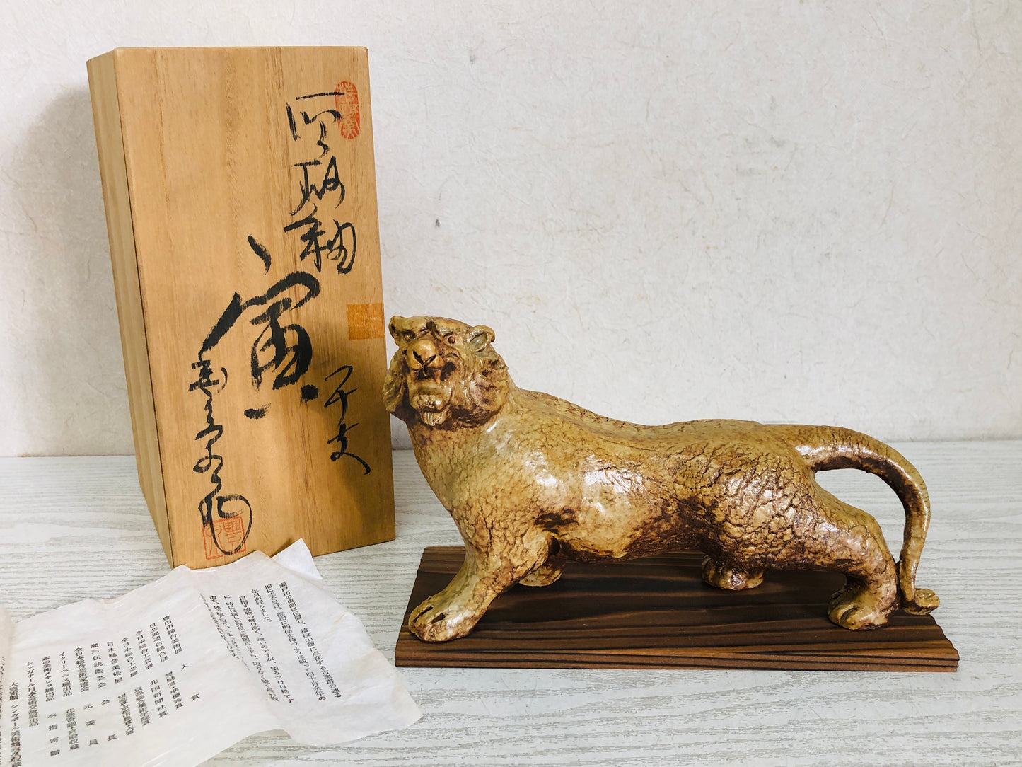 Y3619 OKIMONO Seto-ware Tiger figure signed box Japan antique interior decor