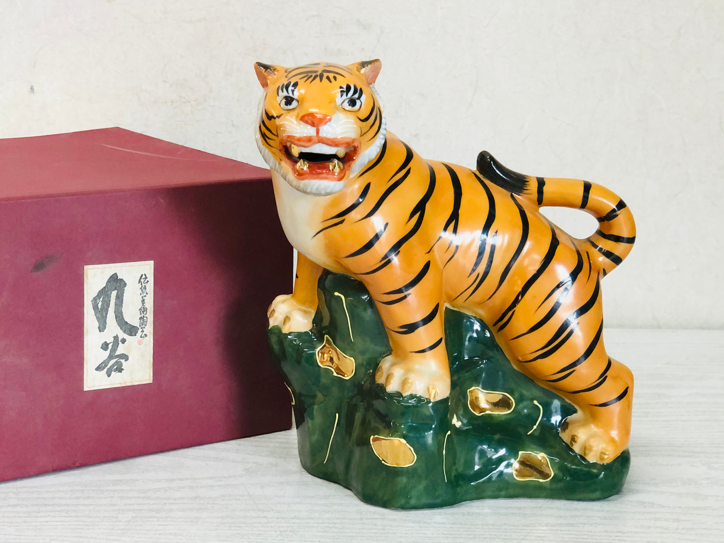 Y3620 OKIMONO Kutani-ware Tiger figure signed box Japan antique interior decor