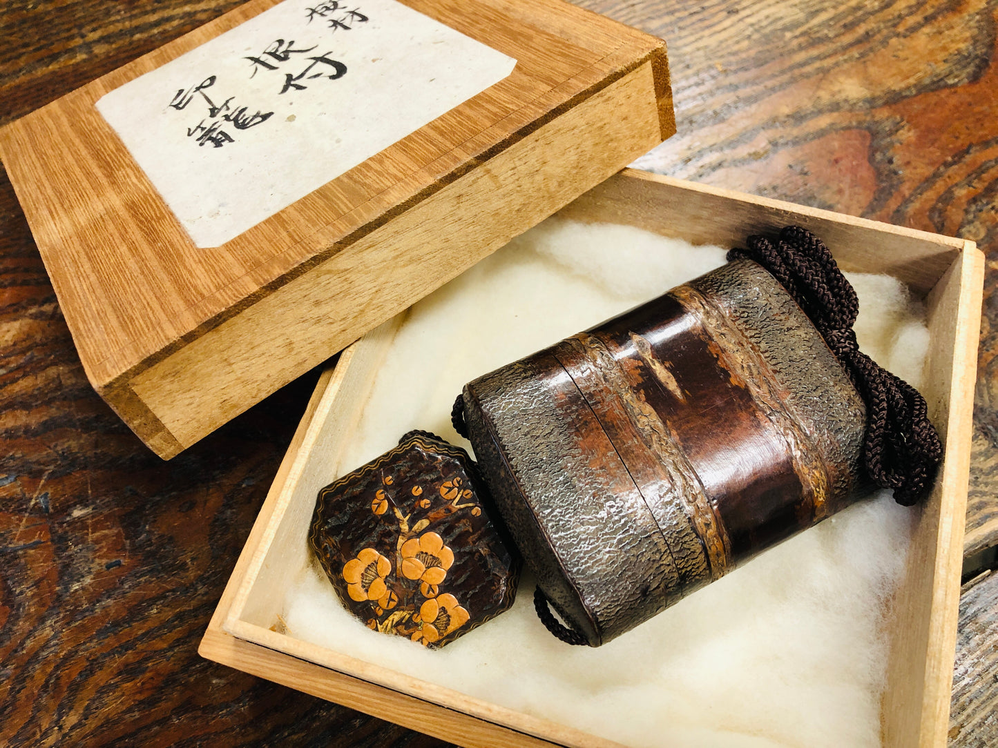 Y3666 INROU Cherry tree Pill Box Netsuke Japanese antique traditional kimono