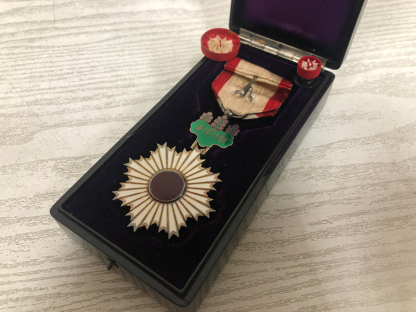 Y3808 KUNSHO Medal The Order of the Rising Sun Gold Rays with Rosette box Japan