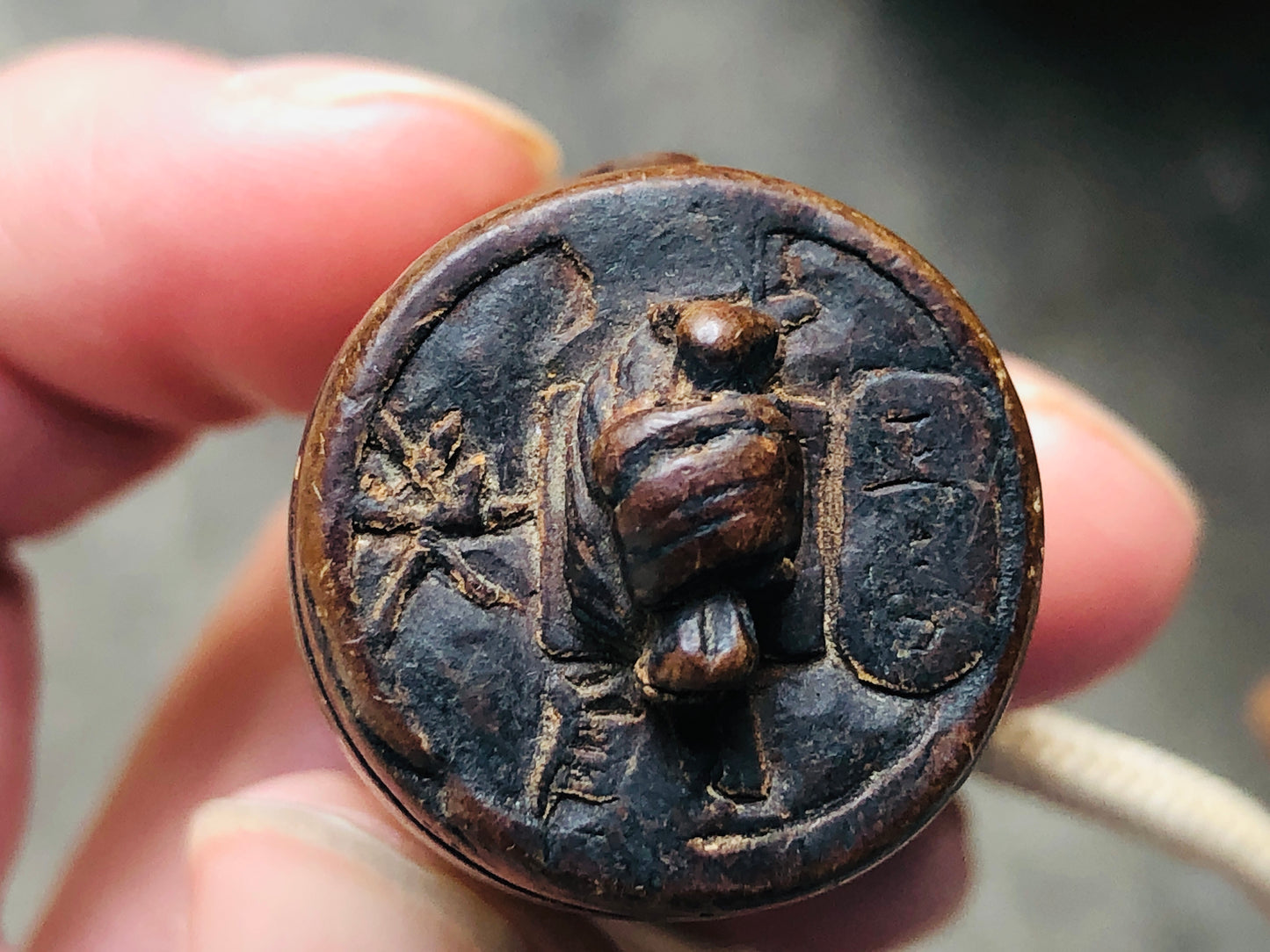 Y4127 NETSUKE wood carving Old Coin signed Japan antique kimono accessory