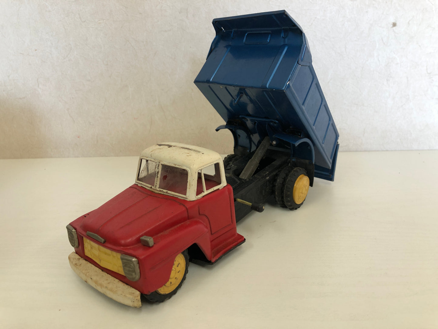 Y4137 TIN TOY Isuzu Dump Truck vehicle dumper trailer box Japan antique vintage