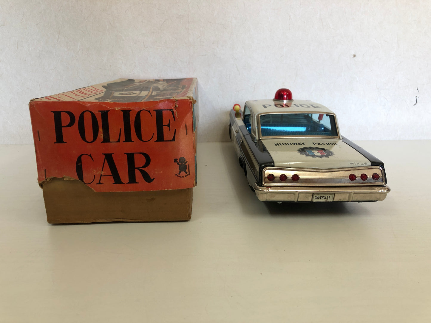 Y4138 TIN TOY Chevrolet Police Car patrol cop car box Japanese antique vintage