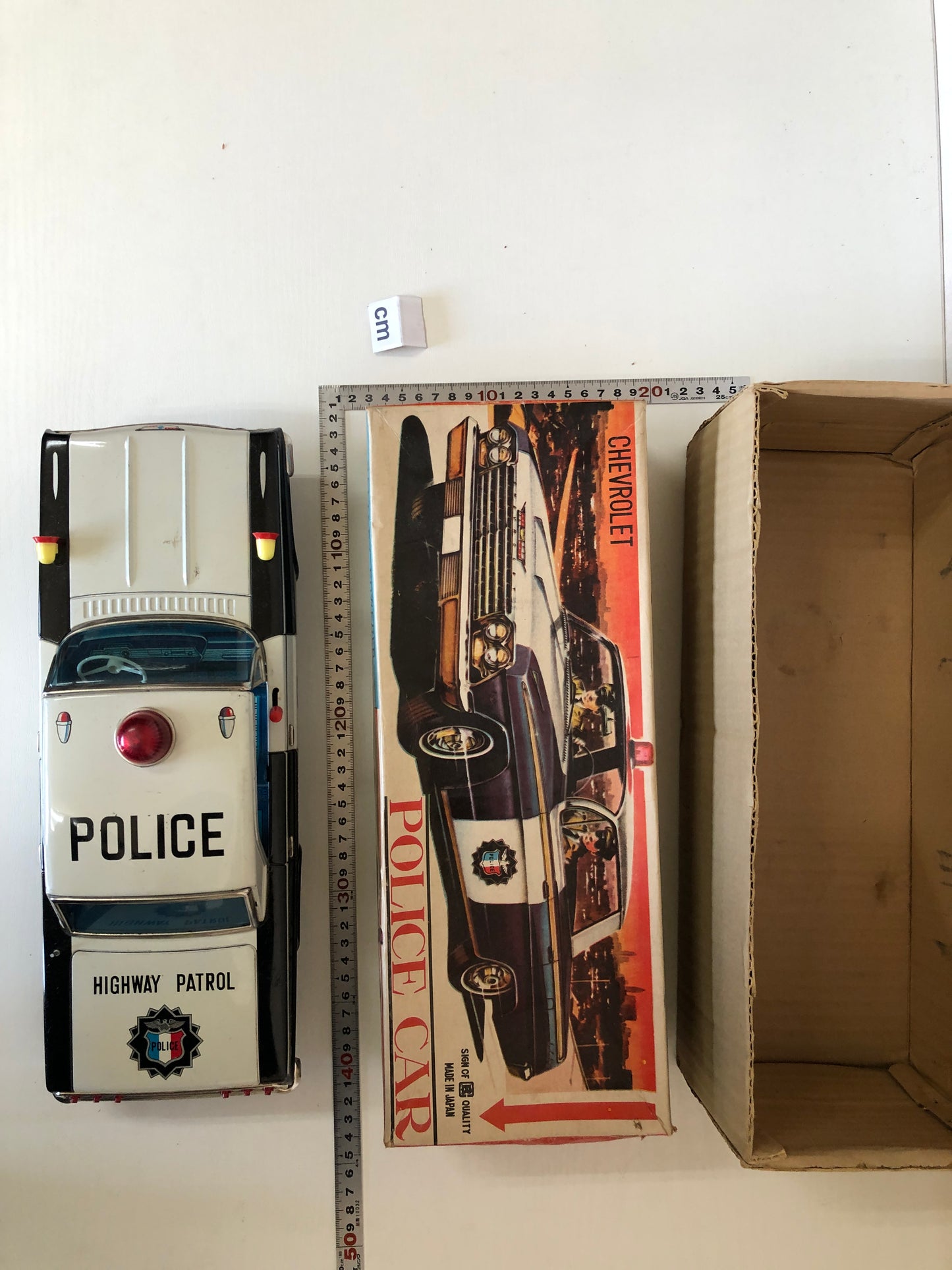 Y4138 TIN TOY Chevrolet Police Car patrol cop car box Japanese antique vintage