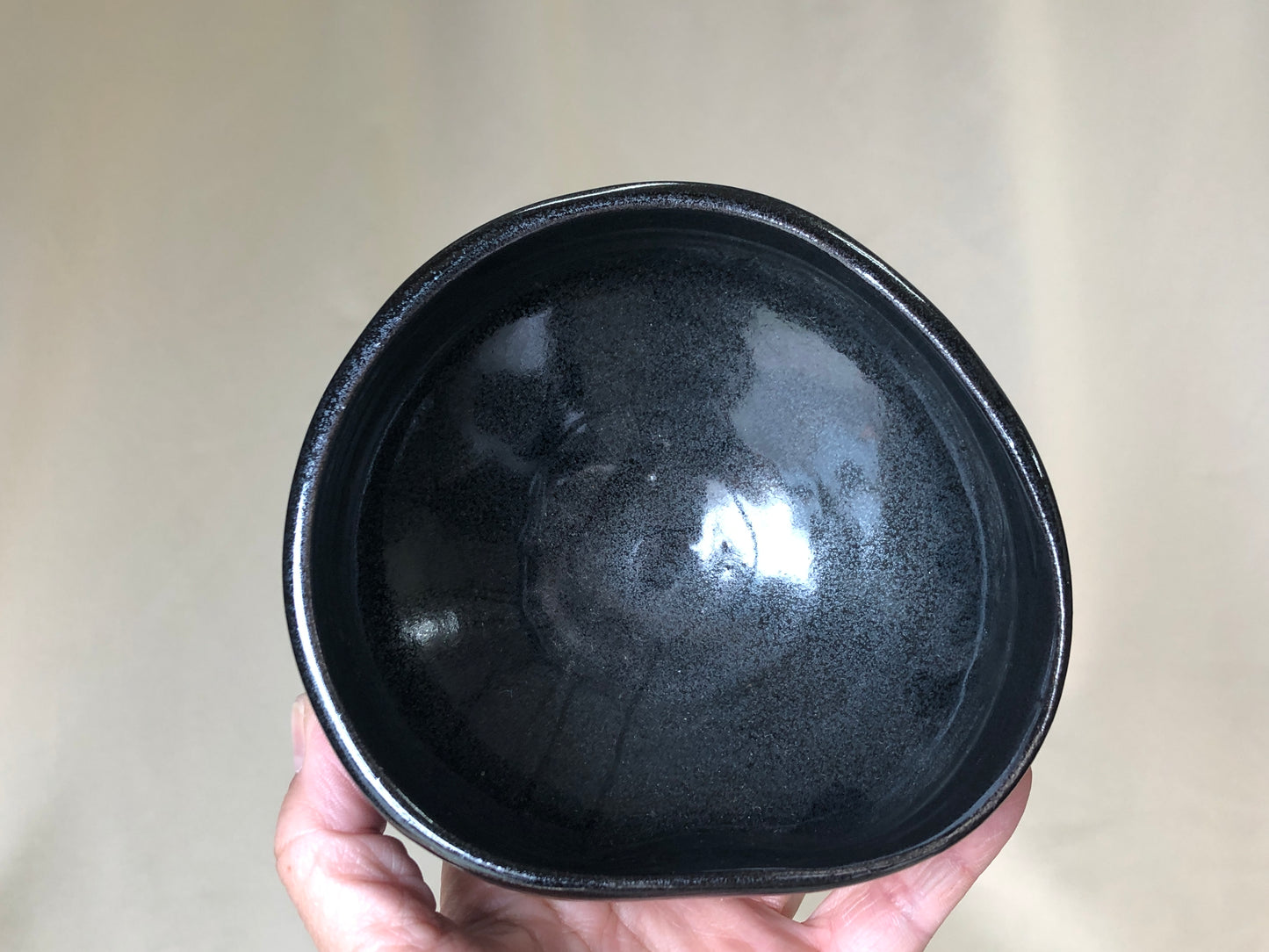 Y4178 CHAWAN Oribe-ware black signed Japan antique tea ceremony pottery bowl