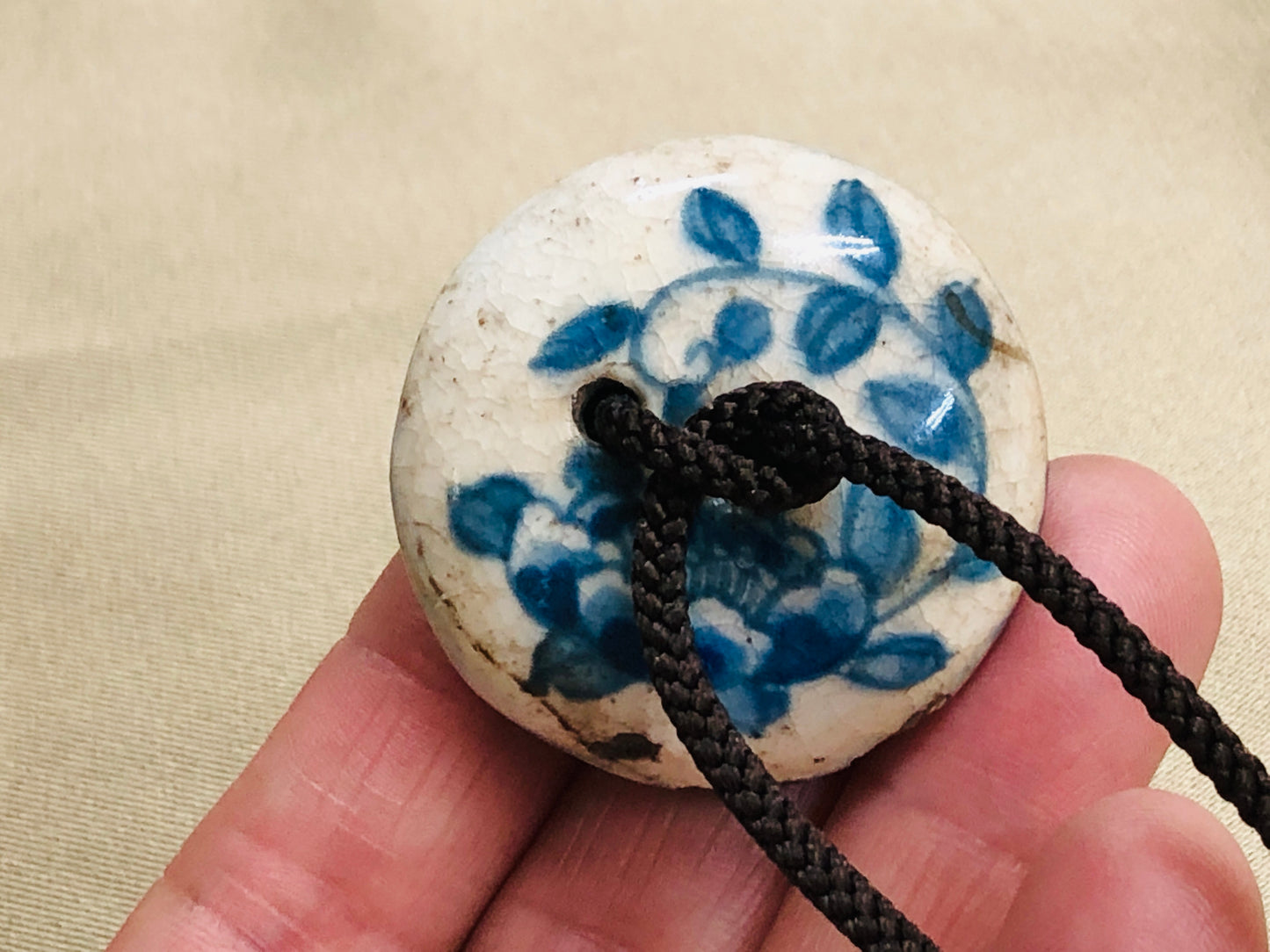 Y4215 NETSUKE Manju pottery underglaze blue Japan antique kimono accessory