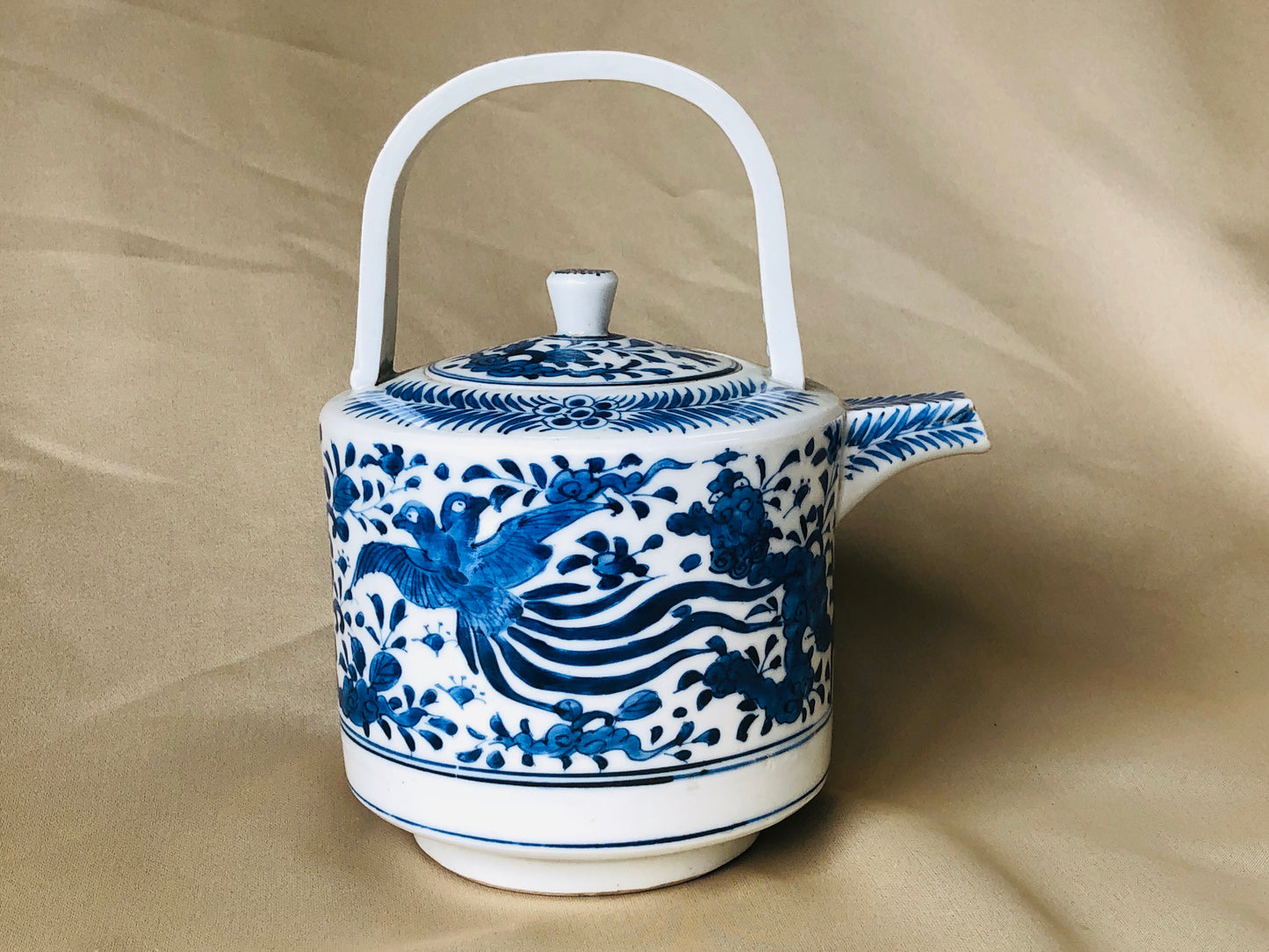 Y4247 TEA POT Imari-ware teapot underglaze blue antique Japan vintage tableware