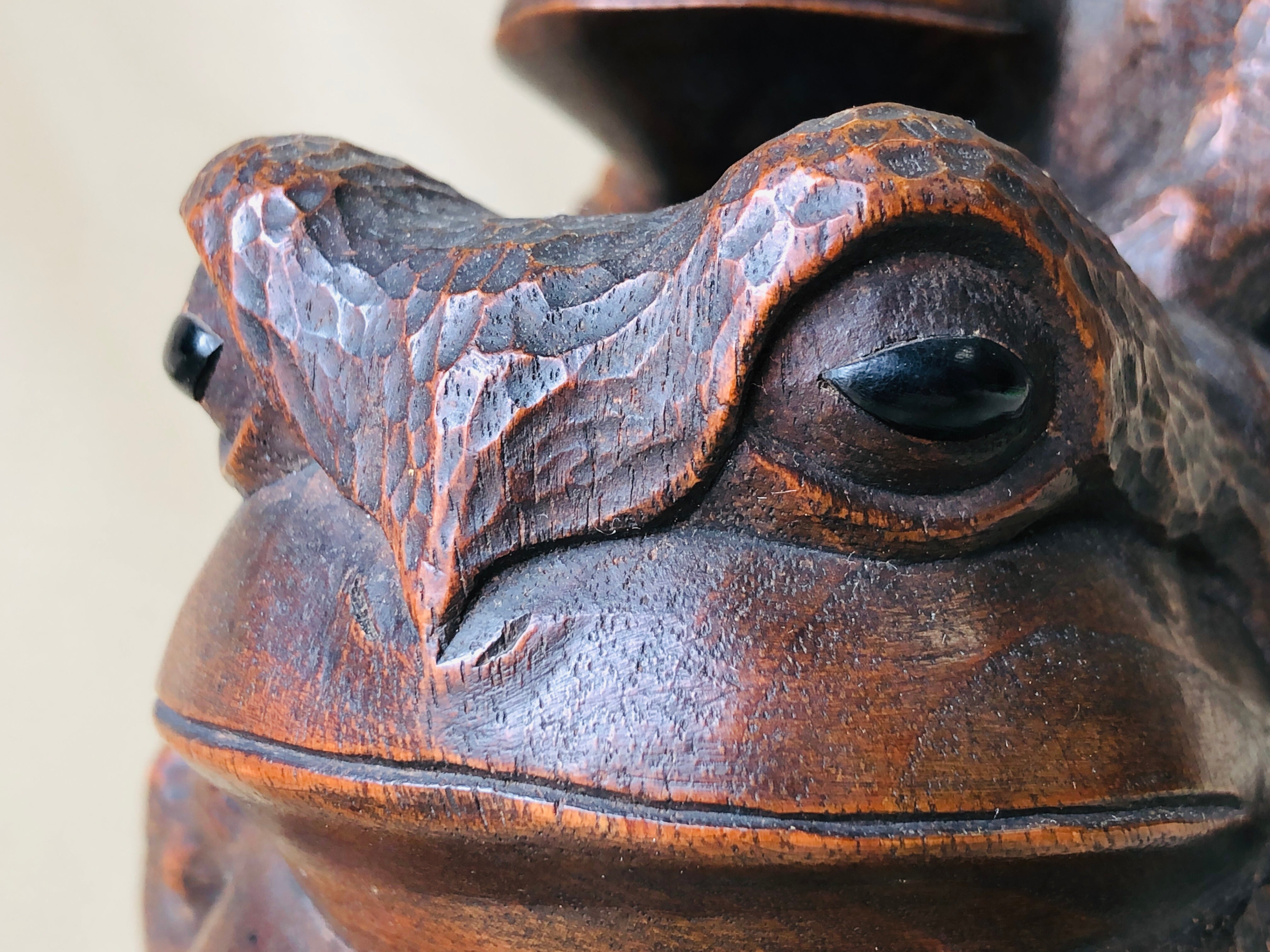 Y4254 OKIMONO wood carving Parent Child Frog figure signed Japan 