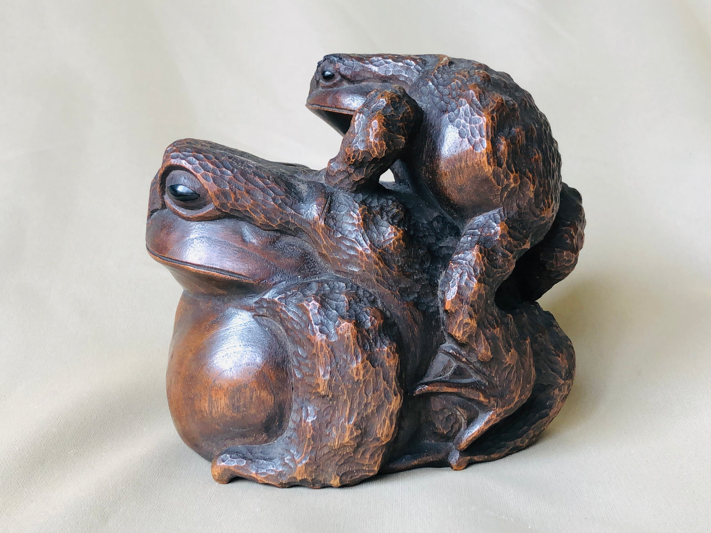 Y4254 OKIMONO wood carving Parent Child Frog figure signed Japan antique vintage