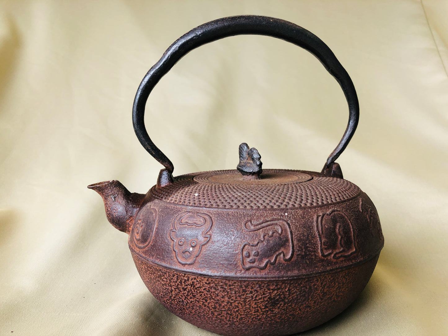 Y4267 TETSUBIN Nanbu Nambu Iron kettle Zodiac pattern signed Japan antique pot
