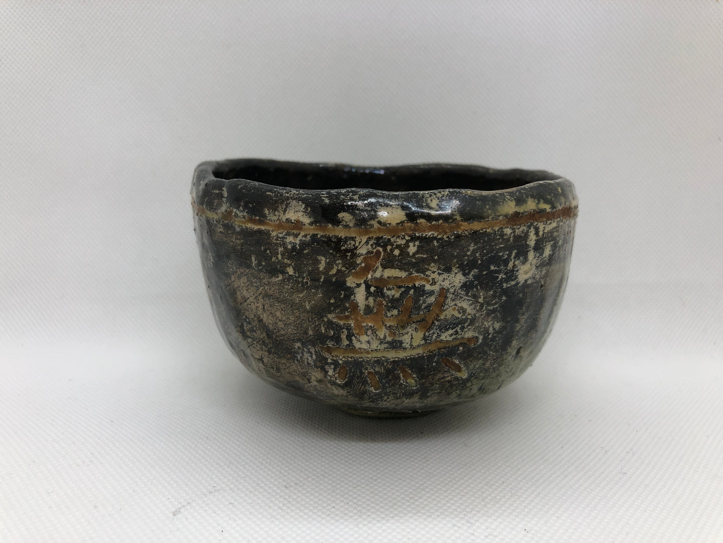 Y4437 CHAWAN Raku-ware signd kanji carving Japan antique tea ceremony pottery