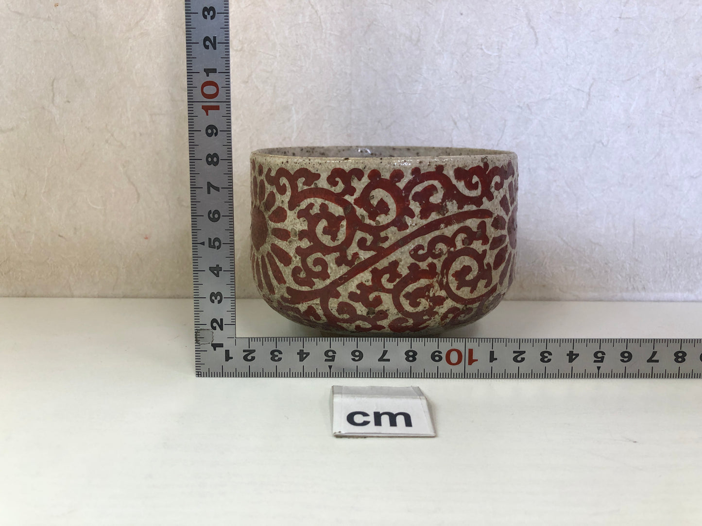 Y4460 CHAWAN Inuyama-ware red arabesque signed Japan antique tea ceremony bowl