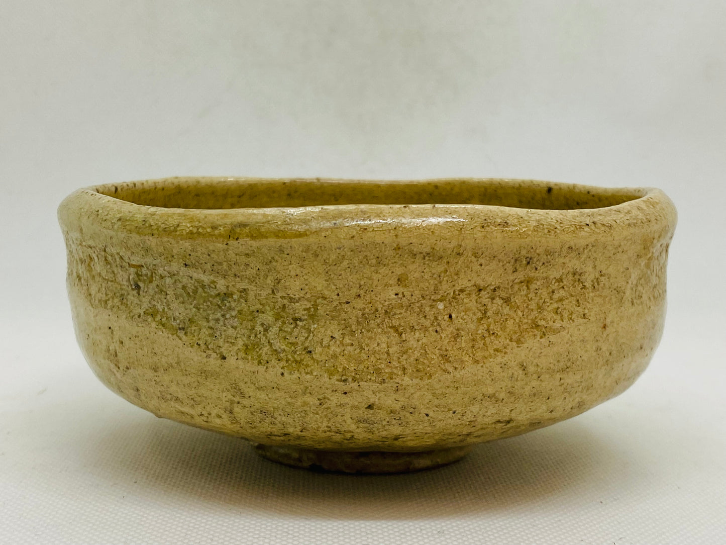 Y4575 CHAWAN Raku-ware white flat signed Japan antique tea ceremony pottery bowl