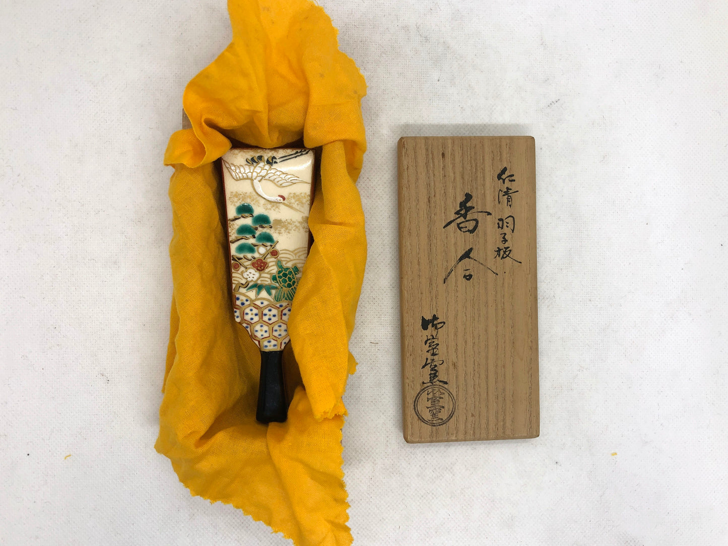 Y4688 BOX Kyo-ware signed battledore Japan antique incense case fragrance aroma