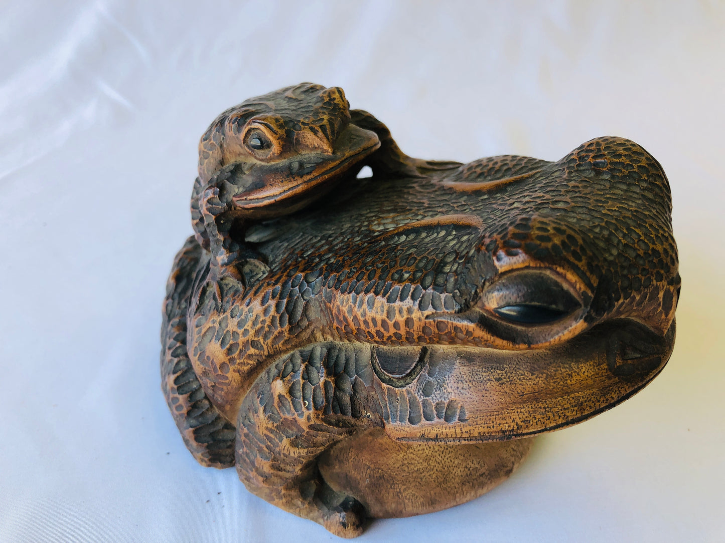 Y4709 OKIMONO wood carving Frogs figurine signed Japan antique figure interior