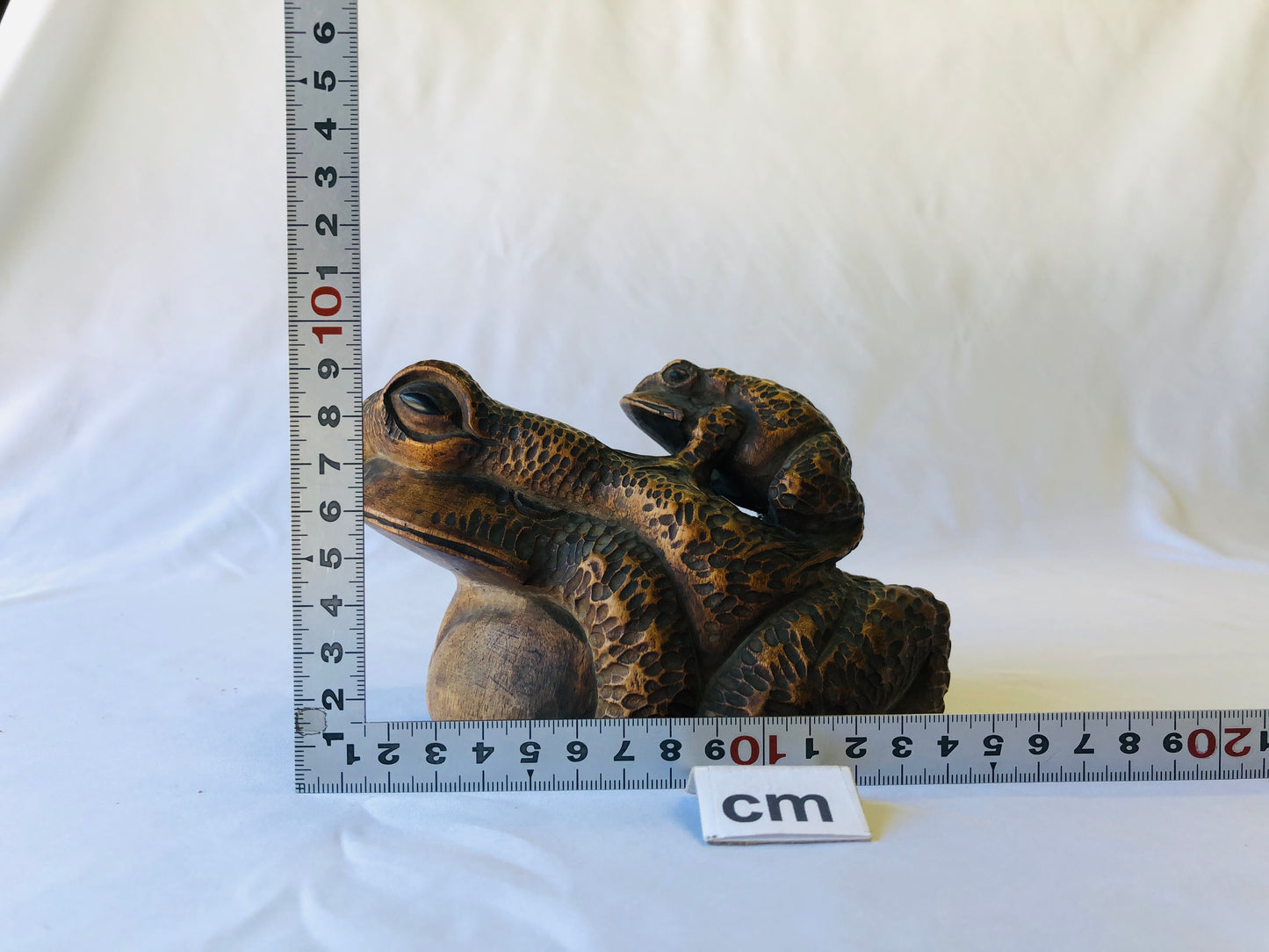 Y4709 OKIMONO wood carving Frogs figurine signed Japan antique figure interior